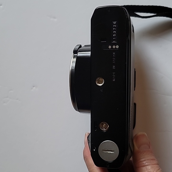 Olympus omPC 35mm DX SLR film camera body requires (2)SR44 batteries - Picture 7 of 9